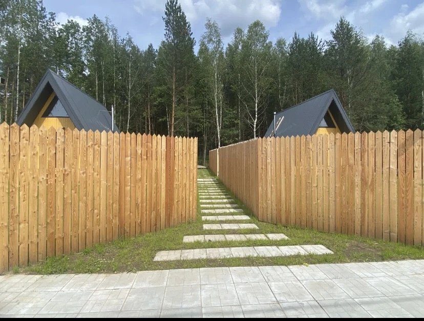 Два A-frame домика за забором